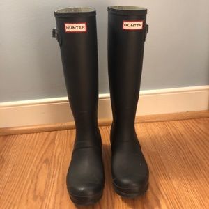 Hunter Boots in Navy Blue Matte Color in Size 6.5